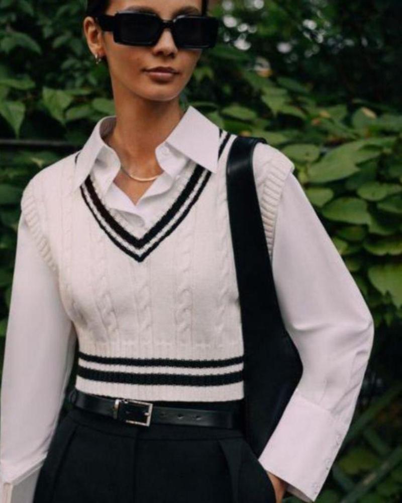 Sweter Bez Rękawów z Dekoltem w Serek