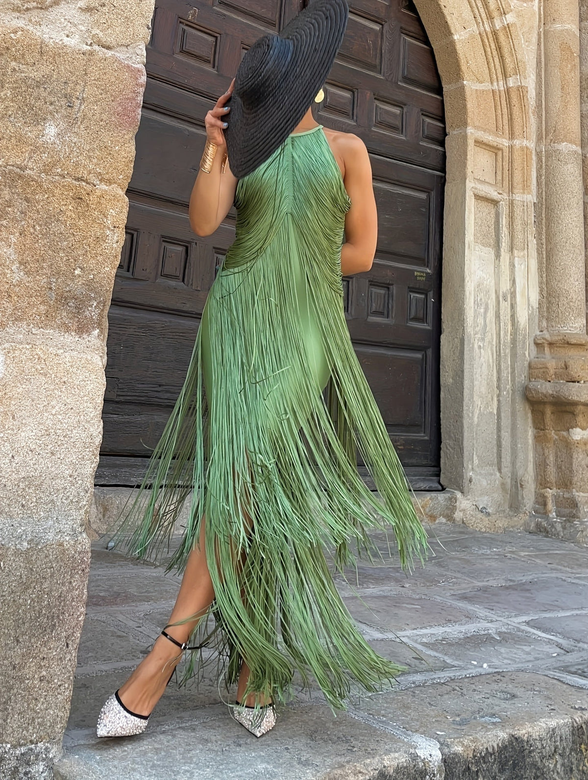 Sukienka Midi Bodycon z Frędzlami i Dekoltem Halter